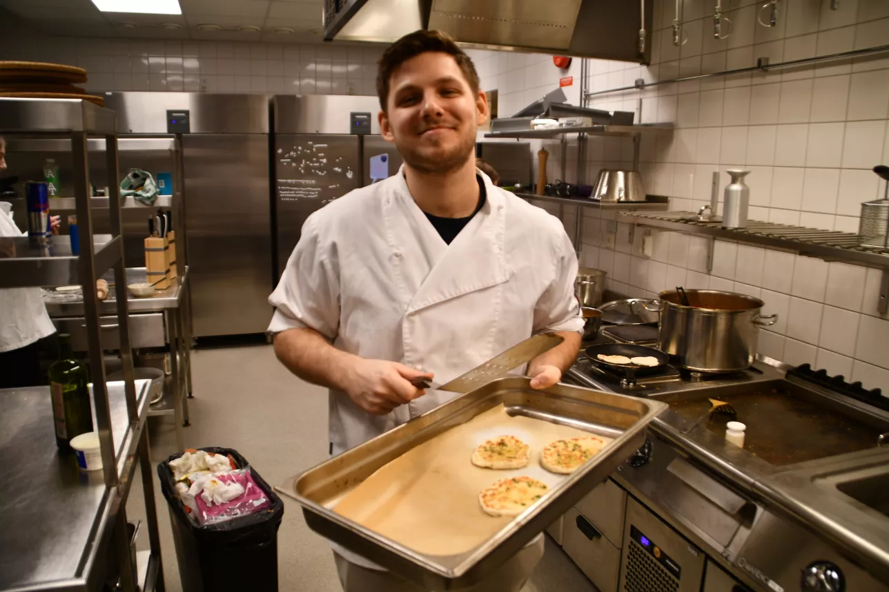 Student cooking in a restaurant kitchen. Photo.